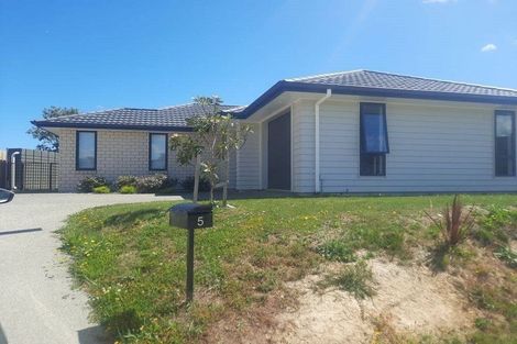 Photo of property in 5 Rewarewa Way, Timberlea, Upper Hutt, 5018