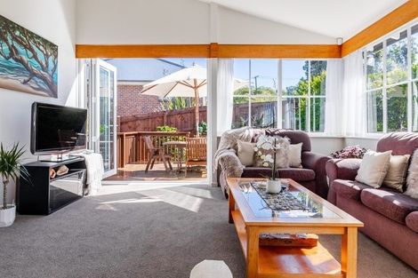 Photo of property in 607 Blockhouse Bay Road, Blockhouse Bay, Auckland, 0600