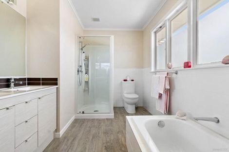 Photo of property in 32 Gloria Avenue, Te Atatu Peninsula, Auckland, 0610