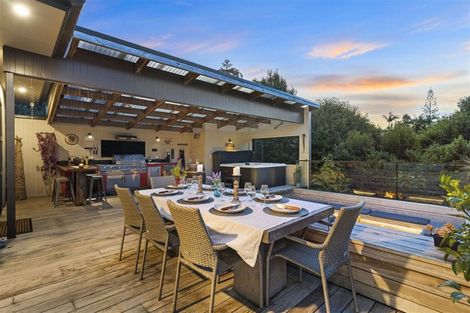 Photo of property in 16 Renlee Place, Shelly Park, Auckland, 2014