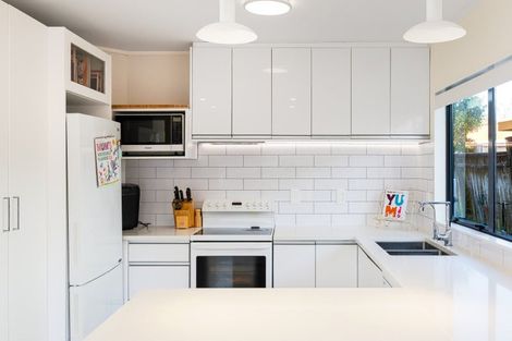 Photo of property in 15b Greta Place, Stanmore Bay, Whangaparaoa, 0932