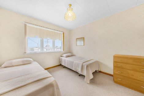 Photo of property in 5 Valron Road, Te Atatu South, Auckland, 0602