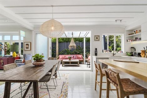 Photo of property in 5 Turnbull Road, Narrow Neck, Auckland, 0624