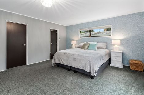 Photo of property in 17 Chatham Avenue, Paremoremo, Auckland, 0632