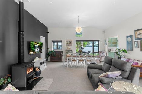 Photo of property in 6 The Strand, Whakapirau, Maungaturoto, 0583