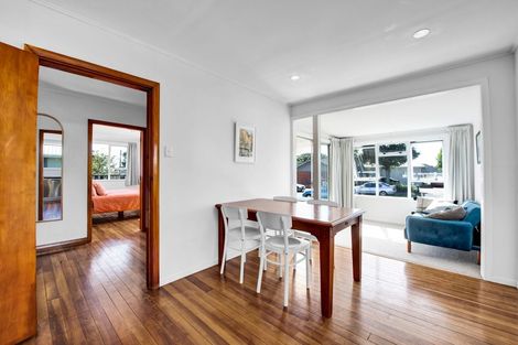 Photo of property in 62 Lismore Street, Merrilands, New Plymouth, 4312