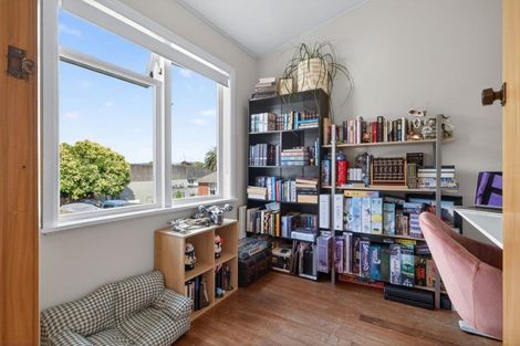 Photo of property in 4 Renfrew Place, Highbury, Palmerston North, 4412