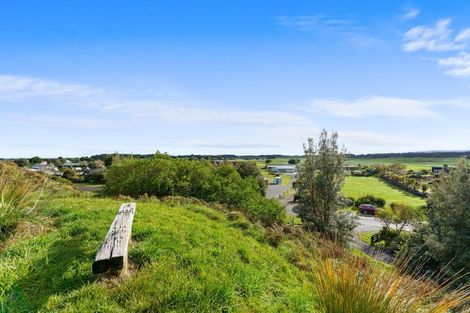 Photo of property in 24 Strathnaver Glen, Waikawa Beach, Levin, 5573