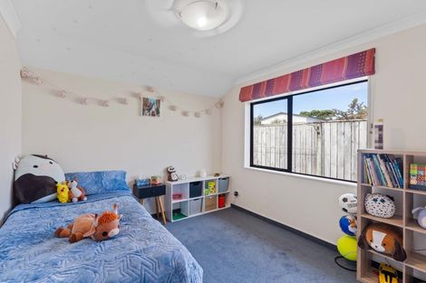 Photo of property in 96 Guildford Drive, Paraparaumu Beach, Paraparaumu, 5032