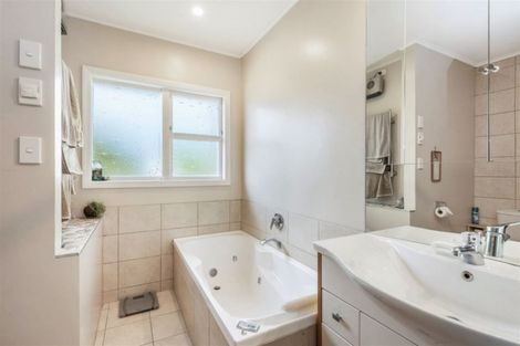 Photo of property in 99 Lake Crescent, Hamilton Lake, Hamilton, 3204