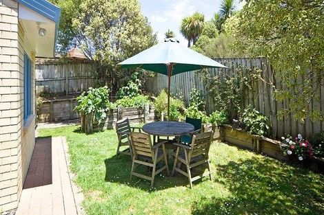 Photo of property in 82 Buscomb Avenue, Henderson, Auckland, 0610
