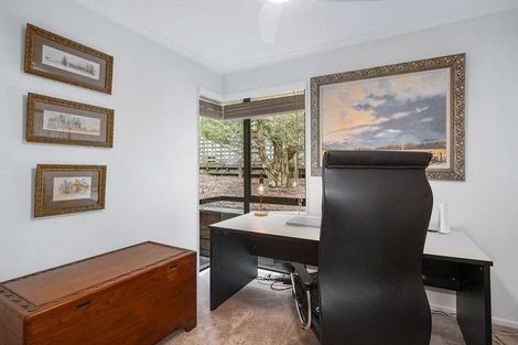 Photo of property in 5 Springwater Vale, Unsworth Heights, Auckland, 0632