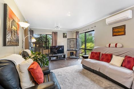 Photo of property in 22 Dungarvon Place, Clendon Park, Auckland, 2103