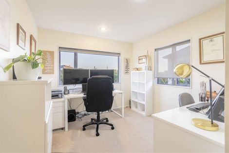 Photo of property in 13 Bintulu Place, Fairview Heights, Auckland, 0632