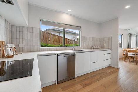 Photo of property in 28 Barbados Drive, Unsworth Heights, Auckland, 0632