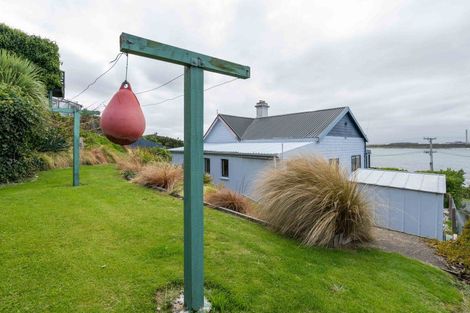 Photo of property in 90 Marine Parade, Bluff, 9814