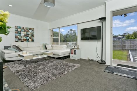 Photo of property in 2/50 Cheval Drive, Totara Vale, Auckland, 0629