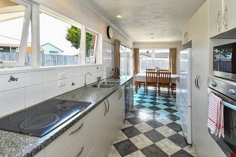 Photo of property in 16 Mccall Place, Opaheke, Papakura, 2113