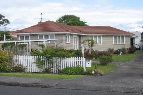 Photo of property in 1/9 Vardon Road, Green Bay, Auckland, 0604