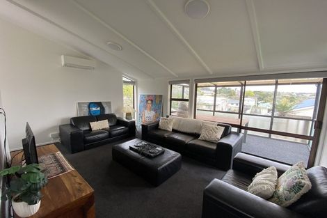 Photo of property in 2/6 Clare Place, Glenfield, Auckland, 0629