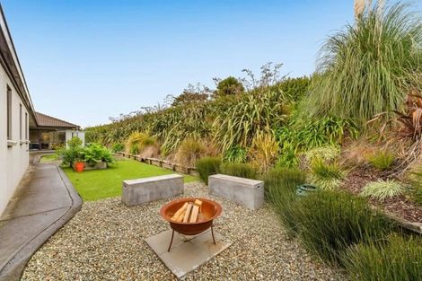 Photo of property in 17 Gavinike Place, Waimauku, 0812