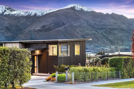 Photo of property in 33 Kirimoko Crescent, Wanaka, 9305