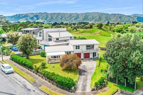 Photo of property in 2 Atua Street, Waikanae Beach, Waikanae, 5036