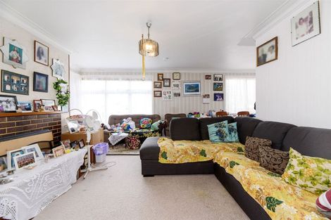 Photo of property in 19 Yeovil Road, Te Atatu Peninsula, Auckland, 0610