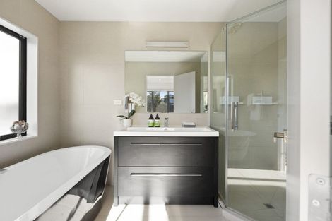 Photo of property in 2/41 Fairmount Road, Titirangi, Auckland, 0604