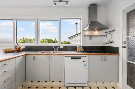 Photo of property in 7 Bowes Crescent, Strathmore Park, Wellington, 6022