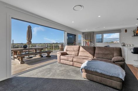 Photo of property in 16 Seaview Road, Ruakaka, 0116