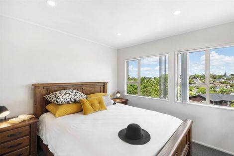 Photo of property in 2/18 Strabo Place, Windsor Park, Auckland, 0632