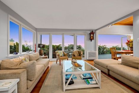 Photo of property in 37 Quinns Road, Waiatarua, Auckland, 0612