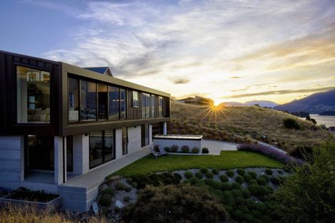 Photo of property in 8 Spring Hill Road, Kelvin Heights, Queenstown, 9300