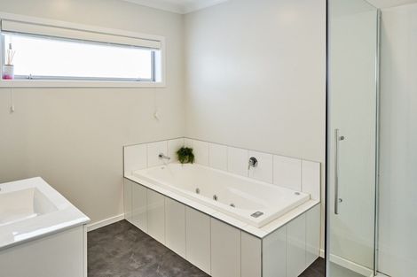 Photo of property in 2 Hauroko Glen, Aotea, Porirua, 5024