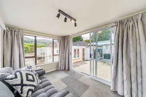 Photo of property in 6 Hall Grove, Ebdentown, Upper Hutt, 5018