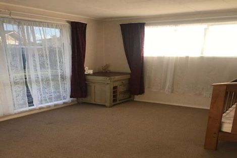 Photo of property in 18 Foyle Place, Glendene, Auckland, 0602