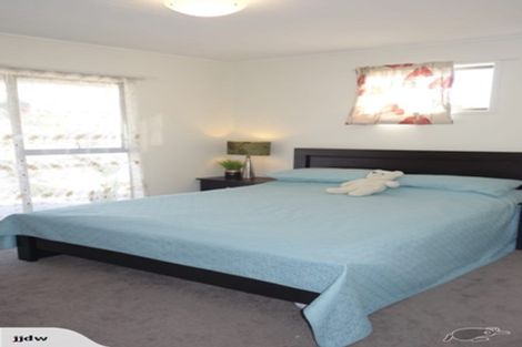 Photo of property in 35 Claverdon Drive, Massey, Auckland, 0614