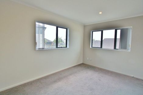Photo of property in 104 Lake Panorama Drive, Henderson Valley, Auckland, 0612