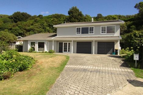 Photo of property in 6 Saint Hildas Glade, Tawa, Wellington, 5028