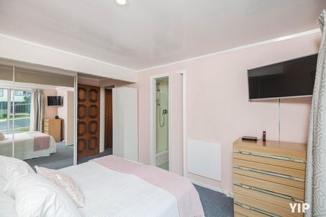 Photo of property in 18 Colchester Crescent, Newlands, Wellington, 6037