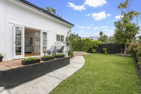 Photo of property in 1/39 Stottholm Road, Titirangi, Auckland, 0604