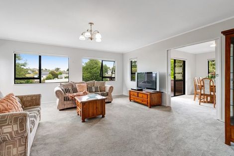 Photo of property in 32 Unsworth Drive, Unsworth Heights, Auckland, 0632