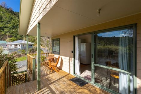 Photo of property in 21 Amelia Crescent, Waikawa, Picton, 7220