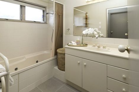 Photo of property in 10 Roadley Avenue, Sunnyhills, Auckland, 2010