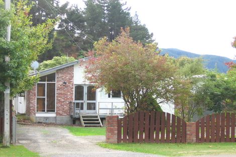 Photo of property in 2 Pinehaven Road, Pinehaven, Upper Hutt, 5019