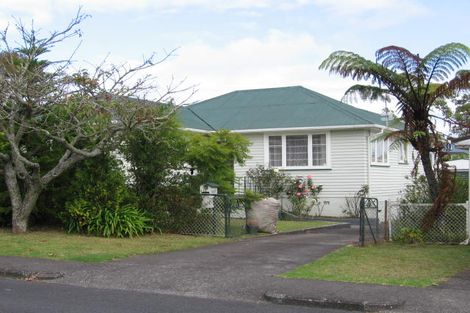 Photo of property in 15 Vardon Road, Green Bay, Auckland, 0604