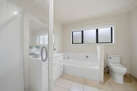 Photo of property in 19 Black Teal Close, Unsworth Heights, Auckland, 0632