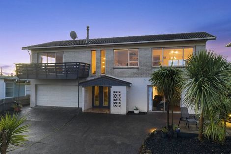 Photo of property in 25 Cyclarama Crescent, Massey, Auckland, 0614
