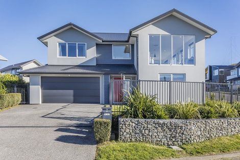 Photo of property in 2 Promontory Crescent, Newlands, Wellington, 6037